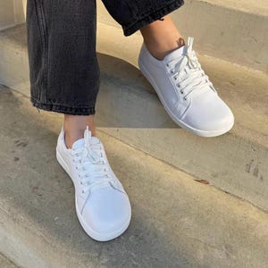 Белые кожаные кроссовки - Женские туфли с широким носком | Анатомическая обувь ручной работы | Обувь на заказ любого цвета