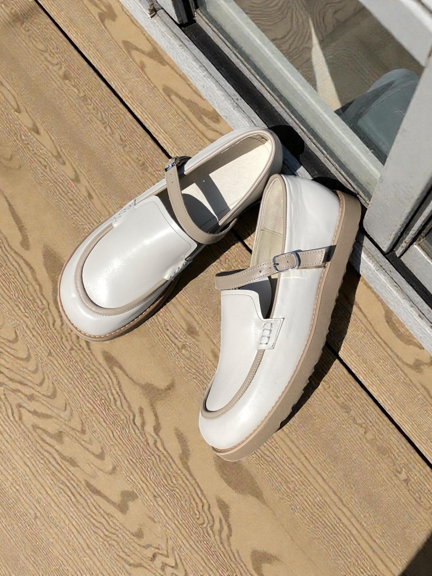 デザイナー牛柄レザーローファー | 幅広つま先靴レディース 