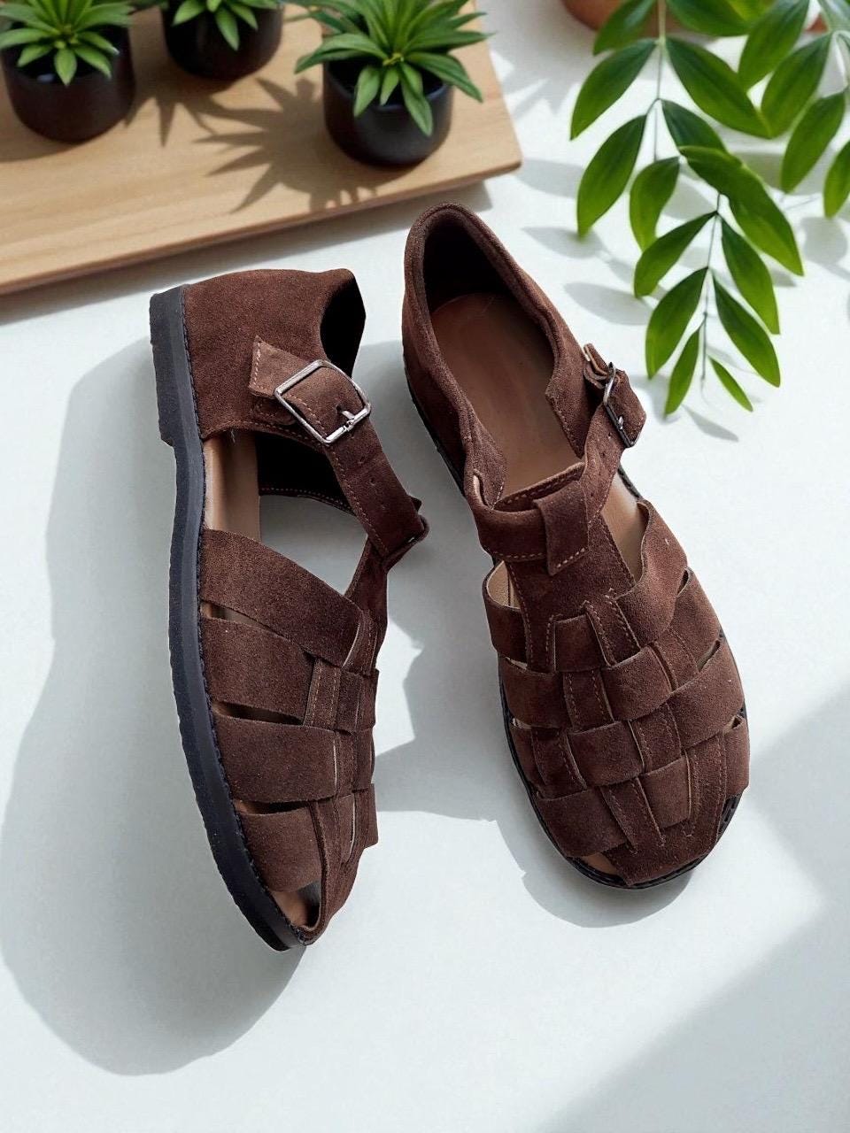 Sandali da pescatore in pelle scamosciata marrone, scarpe da donna con punta larga / sandali da donna a piedi nudi / scarpe fatte a mano personalizzate di qualsiasi colore