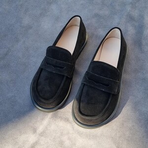 Bruna penny loafers klassiska dam | mjuk komfort i läder | handgjorda anatomiska platta skor | specialdesignade skor Black suede