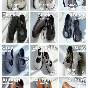 Op de afbeelding: Een collectie ballerina's in diverse kleuren en materialen. Stijlen zijn onder meer melkleer met lichte zool, zwart su&egrave;de, grijs su&egrave;de en kastanjebruin leer. Elke paar heeft een striksluiting.
