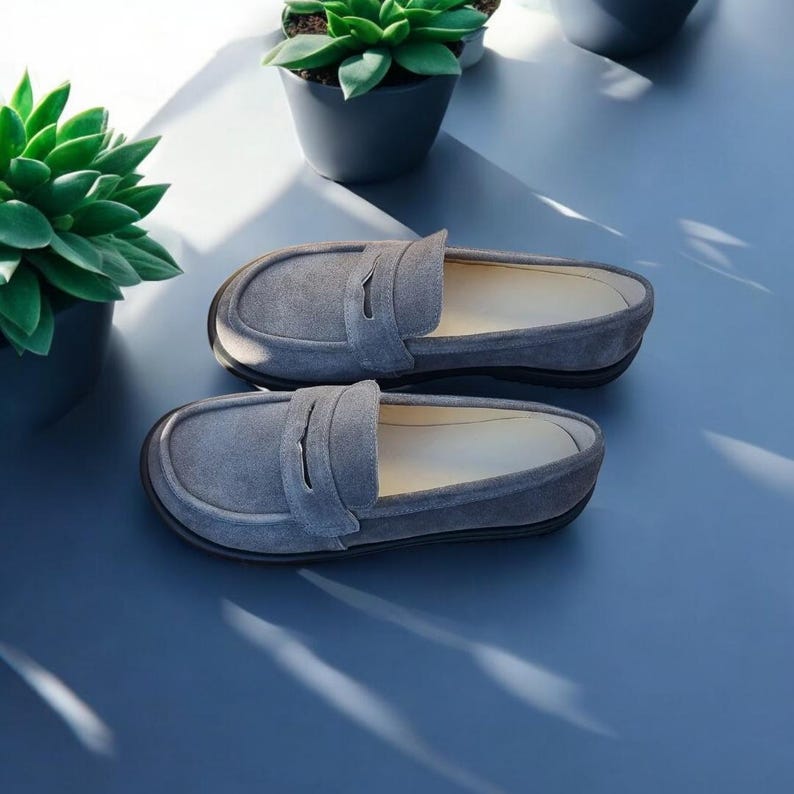 Bruna penny loafers klassiska dam | mjuk komfort i läder | handgjorda anatomiska platta skor | specialdesignade skor Grey suede