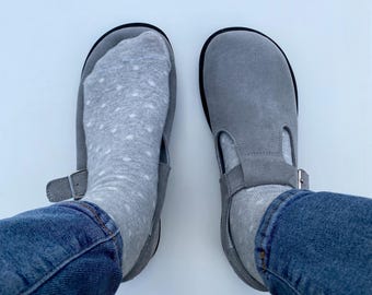 Mary Janes de ante gris con tiras en T y puntera ancha para mujer / Suela plana de cuero estilo descalzo / Hechos a mano, anatómicos, personalizados en cualquier color