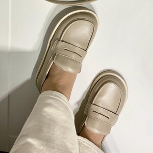 Bruna penny loafers klassiska dam | mjuk komfort i läder | handgjorda anatomiska platta skor | specialdesignade skor Beige leather