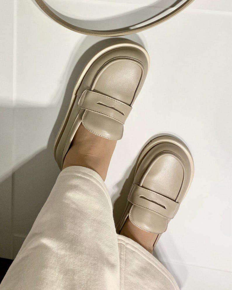 Bruna penny loafers klassiska dam | mjuk komfort i läder | handgjorda anatomiska platta skor | specialdesignade skor Beige leather