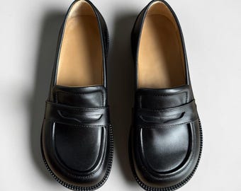 Zwarte leren loafers | Damesschoenen met brede neus | Anatomisch schoeisel op blote voeten | Handgemaakte custom schoenen in elke kleur