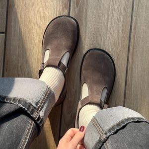 Taupe Wildleder Mary Jane T-Riemen Schuhe | Breite Zehenbox Schuhe Damen | Leder Barfuß Style Loafer | handgemachte anatomische benutzerdefinierte alle Farben