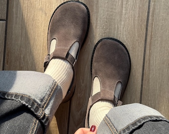 Zapatos Mary Jane de ante color topo con tiras en T / Zapatos de punta ancha para mujer / Mocasines de cuero estilo descalzo / Hechos a mano, anatómicos, personalizados en cualquier color
