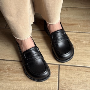 Mocasines de piel negra / Zapatos de mujer con puntera ancha / Calzado anatómico estilo minimalista / Zapatos personalizados hechos a mano en cualquier color imagen 8