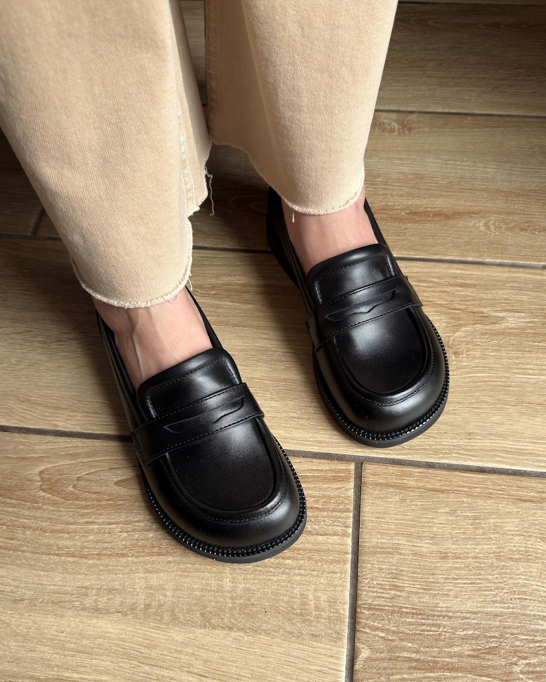 Mocasines de piel negra / Zapatos de mujer con puntera ancha / Calzado anatómico estilo minimalista / Zapatos personalizados hechos a mano en cualquier color imagen 8
