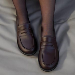 Bruna penny loafers klassiska dam | mjuk komfort i läder | handgjorda anatomiska platta skor | specialdesignade skor Brown leather