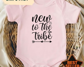 Simpatico body per neonati con la scritta "Nuovo membro della tribù", completo unisex per neonati, ideale per annunciare la nascita del bambino, come regalo per il baby shower o per dare il benvenuto al bebè.