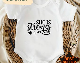 Body para bebé niña con el mensaje "Ella es fuerte", atuendo inspirador para recién nacida, regalo para baby shower, regalo para mamá primeriza, regalo para la llegada a casa.
