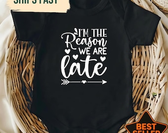 Divertente body per neonati con la scritta "Sono io la ragione del nostro ritardo", regalo spiritoso per neo genitori, regalo per baby shower, adorabile completino per neonato, completo per il rientro a casa.