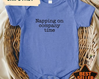 Divertente body per neonati con la scritta "Piattino durante l'orario di lavoro", regalo per neonato, regalo per baby shower, completo per il rientro a casa, regalo per la neomamma, adorabile rivelazione del sesso del neonato.