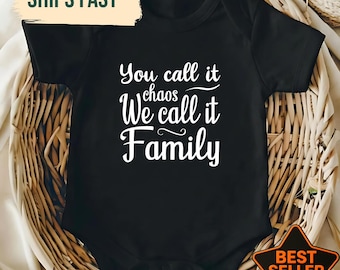 Divertente body per neonati con la scritta "Tu lo chiami caos, noi lo chiamiamo famiglia", regalo per neonati, regalo per baby shower per neo genitori, completo per il rientro a casa.