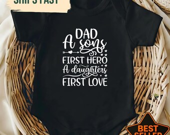 Simpatico body per neonati con la scritta "Papà, il primo eroe di un figlio, il primo amore di una figlia", regalo per la festa del papà, regalo per il baby shower, completino per il rientro a casa.