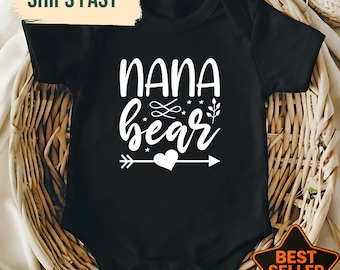 Simpatico body per neonati con la scritta "Nana Bear", ideale per annunciare la gravidanza della nonna, come completino per il ritorno a casa del neonato, regalo per baby shower per nonna e nipotino.