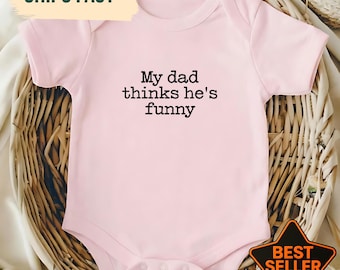 Divertente body per neonati con la scritta "Mio papà pensa di essere divertente", completo per il rientro a casa del neonato, regalo per baby shower, regalo per neo papà, annuncio di gravidanza.