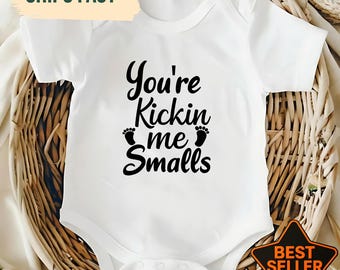 Body divertido para bebé con la frase "Me estás pateando, pequeñita", anuncio de embarazo, conjunto para revelar la paternidad, regalo para baby shower, regalo para futuros padres.