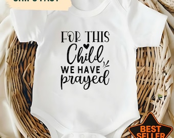 Simpatico body per neonati con la scritta "Per questo bambino abbiamo pregato", ideale per annunciare la gravidanza, come regalo per il baby shower, come completo cristiano per il rientro a casa, come regalo per la neomamma.