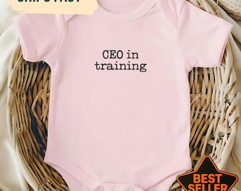 Divertente body per neonati con la scritta "CEO in formazione", completo per il ritorno a casa del neonato con la scritta "Futuro capo", regalo per baby shower, annuncio di gravidanza, regalo per la futura mamma