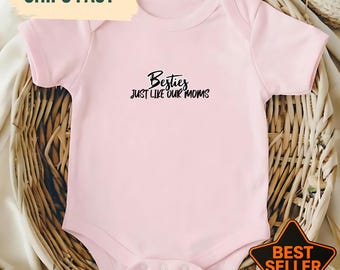 Body divertido para bebé con la frase "Mejores amigas como nuestras mamás", conjunto a juego para bebés, regalo para baby shower para mamás primerizas, body para recién nacidos.
