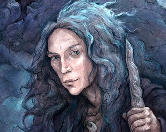 Könnte beinhalten: Digitales Gemälde einer Person mit langen, welligen blauen Haaren und einem dunklen Umhang. Die Person hält einen Stab und trägt eine Halskette mit einem Anhänger. Das Kunstwerk hat ein mystisches Thema, mit dem Wort "Stonemaiden" unten.