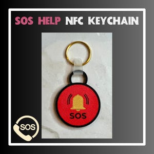 Puede incluir: Un llavero NFC rojo y negro con un gráfico de campana dorada y la palabra "SOS". El llavero tiene un anillo dorado y el texto "SOS HELP NFC KEYCHAIN" en la parte superior. El llavero está diseñado para ayudar.