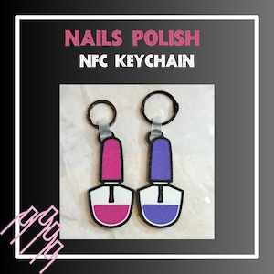 Può includere: Due portachiavi a forma di smalto per unghie, uno rosa e uno viola, con contorni neri e portachiavi. Il testo "NAILS POLISH NFC KEYCHAIN" è in rosa e bianco.