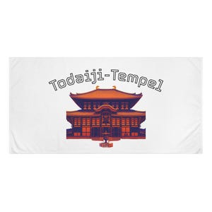 Puede incluir: Toalla de playa rectangular blanca con una ilustración estilizada de Todaiji-Tempel, un templo japonés. El templo está representado en tonos naranja y marrón, con el texto "Todaiji-Tempel" encima de la imagen en negro.