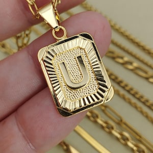 Collar con colgante de medalla dorada con inicial. Medallón rectangular. Collar con nombre personalizado. Joya resistente al agua. Regalo de San Valentín.