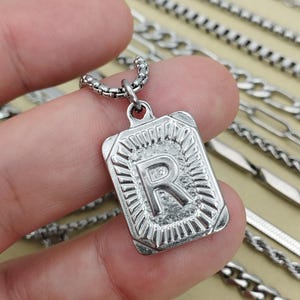 Collar con colgante de letra inicial de plata con medalla. Medallón rectangular. Collar con nombre personalizado, joyería resistente al agua. Regalo de San Valentín