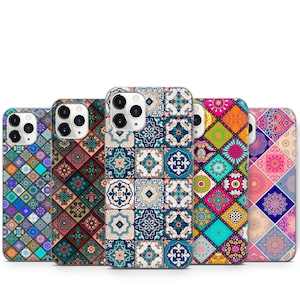 Può includere: Quattro diverse custodie per telefono con motivi geometrici colorati. I motivi sono composti da quadrati e rombi con disegni intricati. Le custodie sono tutte per iPhone 13 Pro.