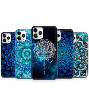 Könnte beinhalten: Fünf verschiedene Handyhüllen mit Mandala-Designs. Die Hüllen sind alle blau und weiß mit komplizierten Mustern. Die Hüllen sind alle für das iPhone 13 Pro.