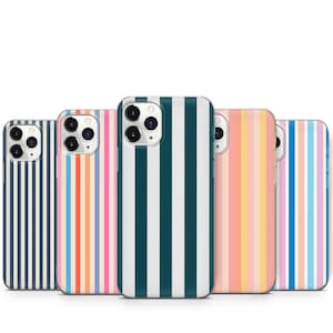 Peut inclure: Quatre étuis pour iPhone avec des motifs rayés. Les étuis sont transparents et laissent apparaître les objectifs de l'appareil photo du téléphone. Les rayures sont de différentes couleurs, notamment bleu, blanc, rose, orange et jaune.