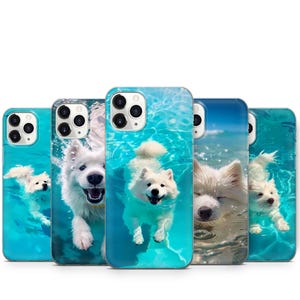 Könnte beinhalten: Fünf verschiedene Handyhüllen mit blauem Wasserhintergrund und weißen Hunden, die schwimmen. Die Hunde sind alle Samojeden und schwimmen im Wasser. Die Hüllen sind alle transparent und zeigen die Kamera des Handys.