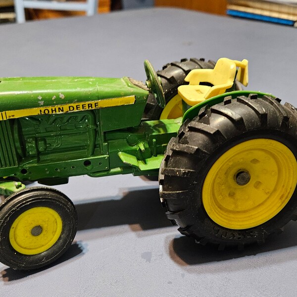 Vintage John Deere Ertl Metal Die Cast Tractor #0657