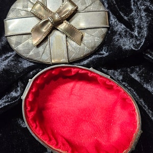 Vintage Brass Metal & Bow Trinket Treasure Jewelry Ring Box Red Lining