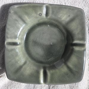ヴィンテージグリーンセラミック灰皿、四角い葉巻・タバコ灰皿、ミッドセンチュリー喫煙トレイ、レトロなホームデコレーション、ヴィンテージマンケーブデコレーション