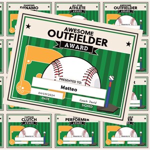 Könnte beinhalten: Ein Satz von 45 druckbaren Tee-Ball-Auszeichnung-Zertifikaten. Die Zertifikate zeigen ein grünes und weißes Baseballfeld mit einem Baseball und einem Schläger. Der Text "Awesome Outfielder Award" ist auf dem Zertifikat gedruckt. Das Zertifikat ist bereit, mit dem Namen des Spielers, dem Datum und der Unterschrift des Trainers personalisiert zu werden.