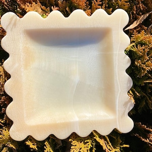 Handcrafted Onyx Scalloped Tray: Natural Stone Decor (20x20 cm)
