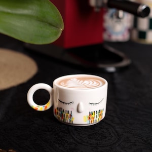 Handgjord keramisk ansiktsmugg – Handdekorerad kaffekopp för varma drycker