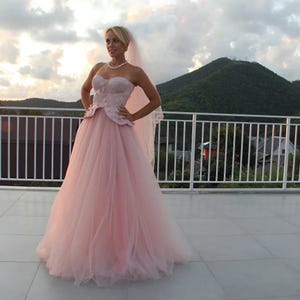 Vestido de novia estilo princesa con corsé de cuentas en rosa ruborizado y falda de tul abullonada, vestido de novia rosa de cuento de hadas de satén con hombros descubiertos, vestido de novia de alta costura