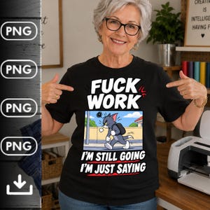 Puede incluir: Una camiseta negra de manga corta con un gráfico de un gato de dibujos animados con mochila caminando por una acera. El texto dice FUCK WORK, I'M STILL GOING, I'M JUST SAYING en letras mayúsculas blancas con acentos rojos sobre y bajo el texto.