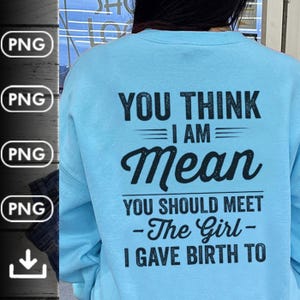以下が含まれることがあります： 「YOU THINK I AM Mean YOU SHOULD MEET -The Girl- I GAVE BIRTH TO」の黒い文字がプリントされた、水色のスウェットシャツ。スウェットシャツは単色の水色です。