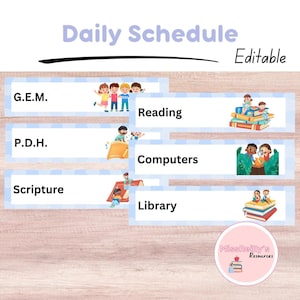 Può includere: Un programma giornaliero stampabile con il testo Daily Schedule ed Editable. Presenta etichette rettangolari con sfondi a motivi blu chiaro, ognuna delle quali mostra una materia scolastica e un'illustrazione a cartoni animati di bambini.