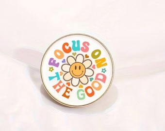 Smiley Daisy Brooch Pin – Focus on the Good Motivational Badge, Zinc Alloy Accessory