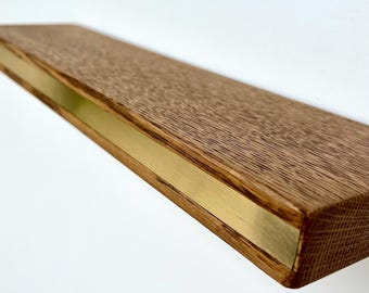 Estante flotante de roble tabaco hecho a mano, con detalles de latón y montaje oculto.
