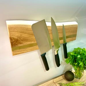 手作りのオーク材製マグネット式ナイフホルダー、真鍮のアクセント付き、壁掛け式キッチンオーガナイザー